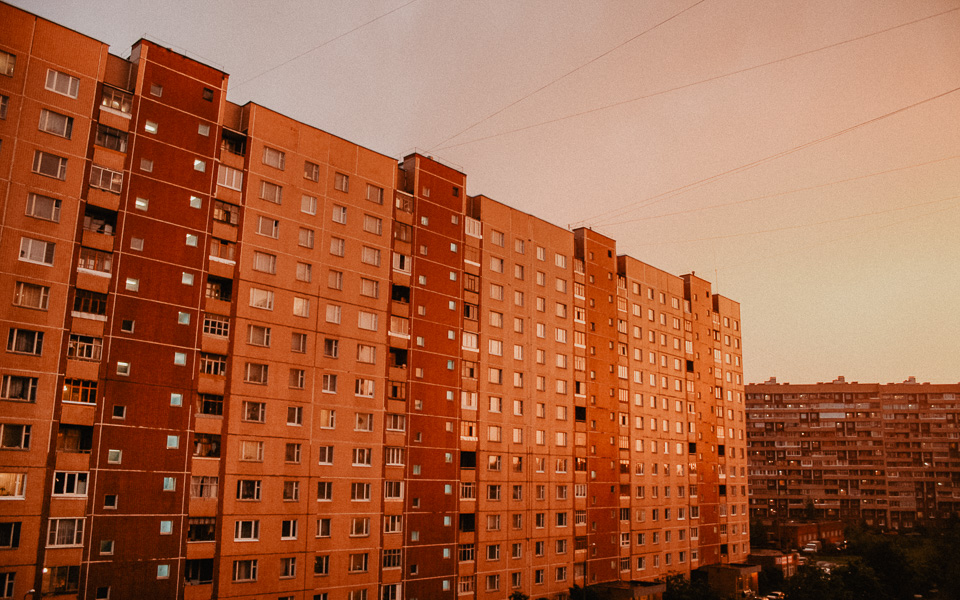 Красный закат над домами